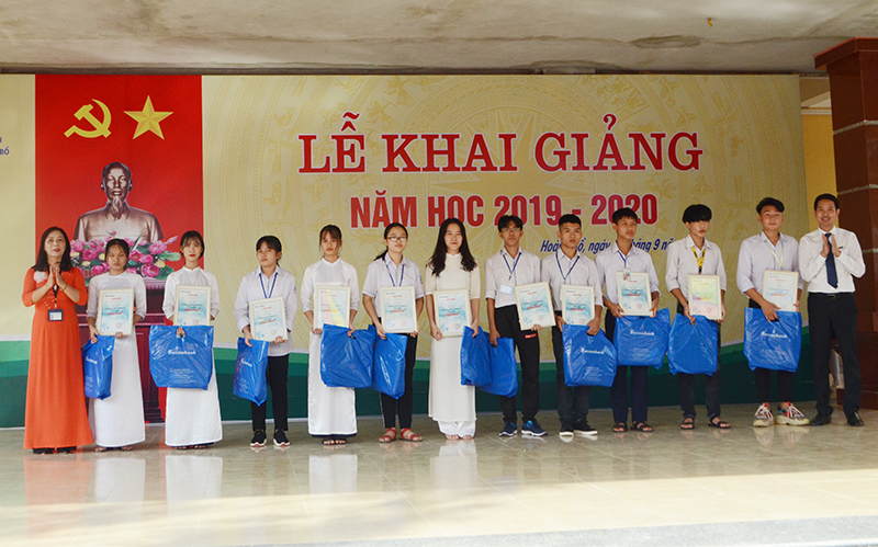 Lãnh đạo Sacombank Quảng Ninh trao tặng học bổng cho các học sinh trường THPT Hoành Bồ, huyện Hoành Bồ
