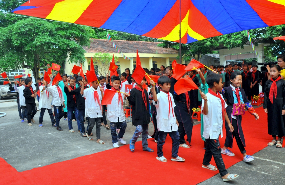 65 em học sinh lớp 6 của Trường THCS Vô Ngại vui tươi trong ngày tựu trường.