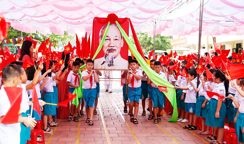 Học sinh Trường Tiểu học thị trấn Tiên Yên rước ảnh Bác Hồ trong lễ khai giảng năm học mới.