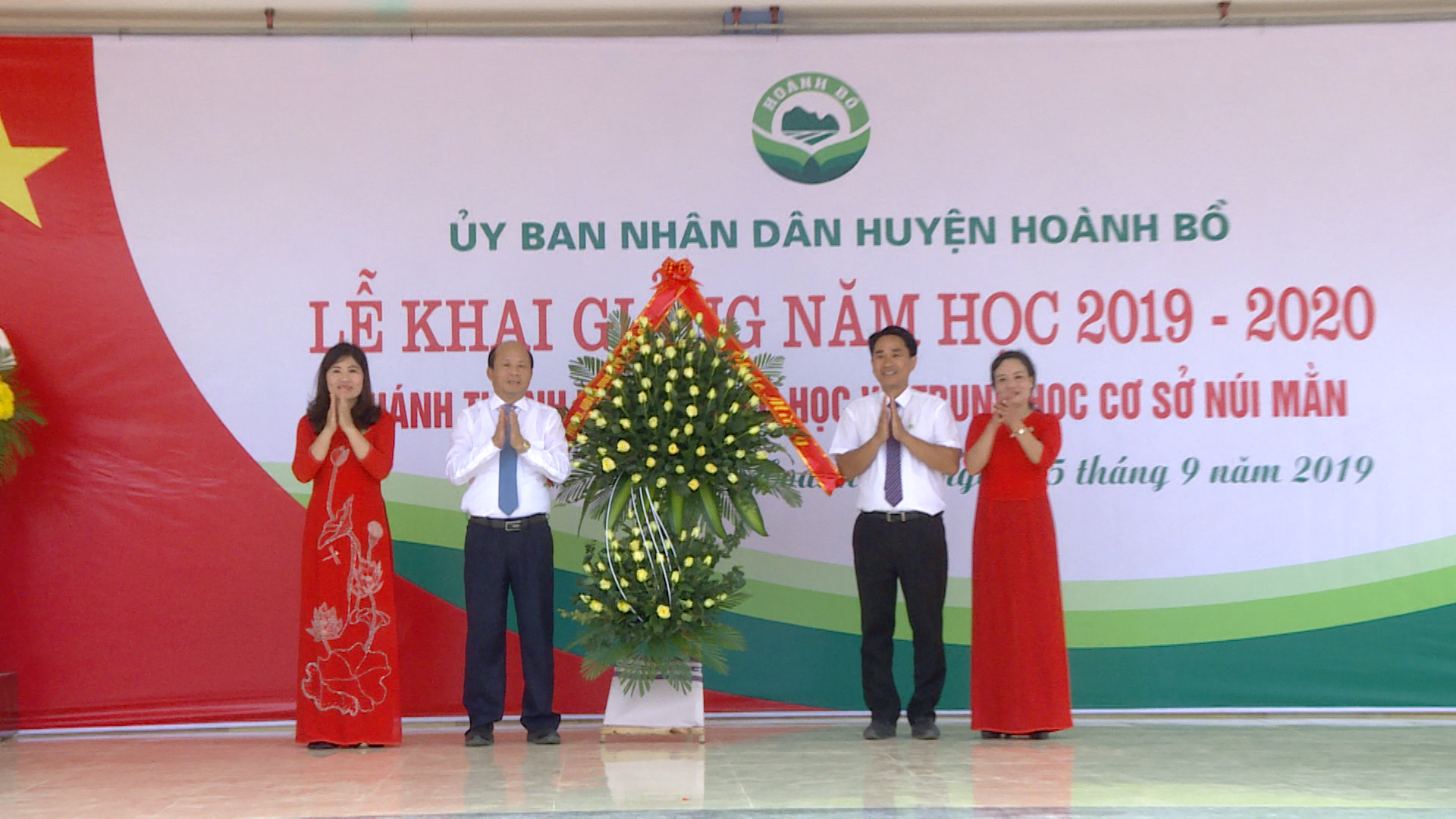 Đồng chí Vũ Xuân Diện-Ủy viên Ban Thường vụ, Trưởng Ban Nội chính Tỉnh ủy Quảng Ninh tặng hoa chúc mừng nhà trường.