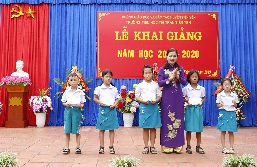 đồng chí Đỗ Thị Lan, Trưởng Đoàn ĐBQH tỉnh trao học bổng cho các em học sinh.