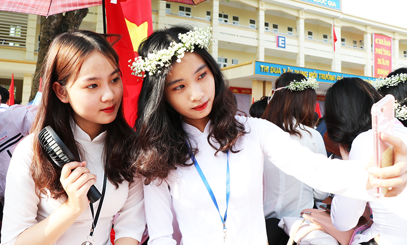 Riêng đối với các bạn khối lớp 12 Trường THPT Uông Bí, khai giảng năm nay còn mang dấu ấn sâu đậm hơn, vì là năm cuối cấp.