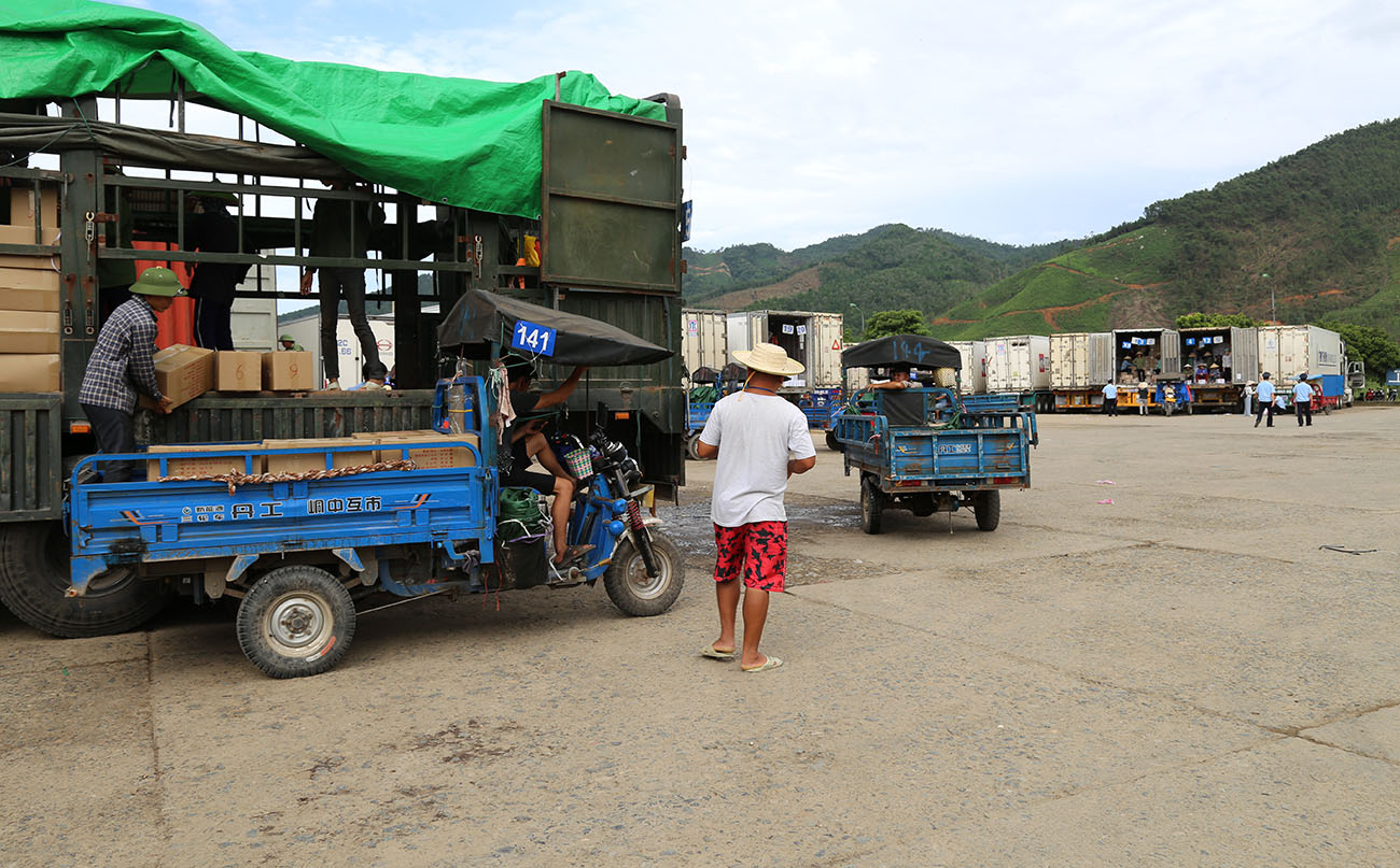 Phương tiện làm hàng xuất khẩu tại khu vực cửa khẩu Hoành Mô.