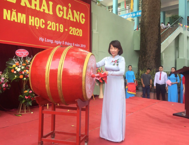 Đồng chí Vũ Thị Thu Thủy, Phó Chủ tịch UBND tỉnh, kiểm tra cơ sở vật chất đầu năm học mới tại Trường Tiểu học Hạ Long.