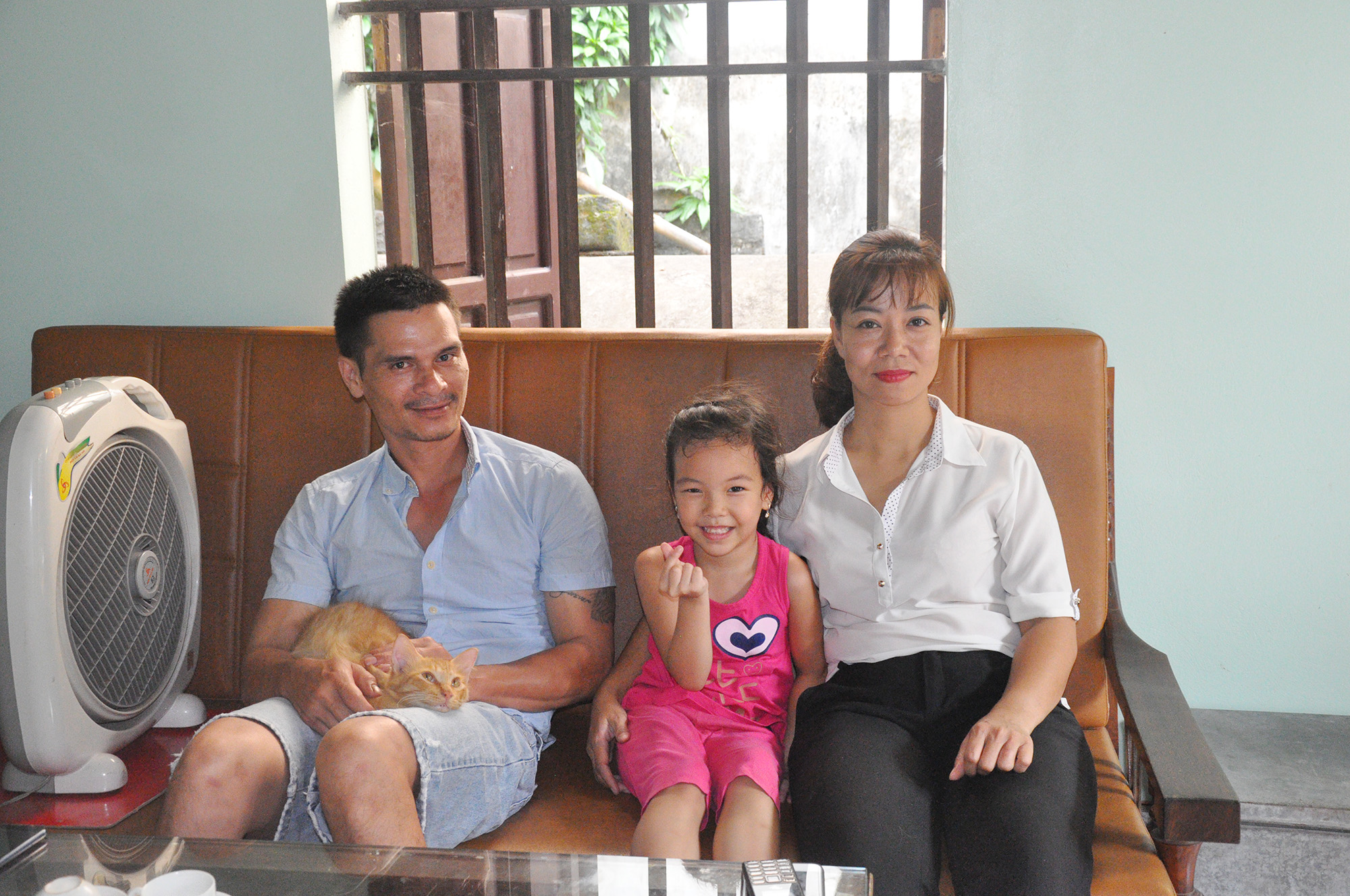 Vợ chồng anh chị Thành - Dung bên con gái.