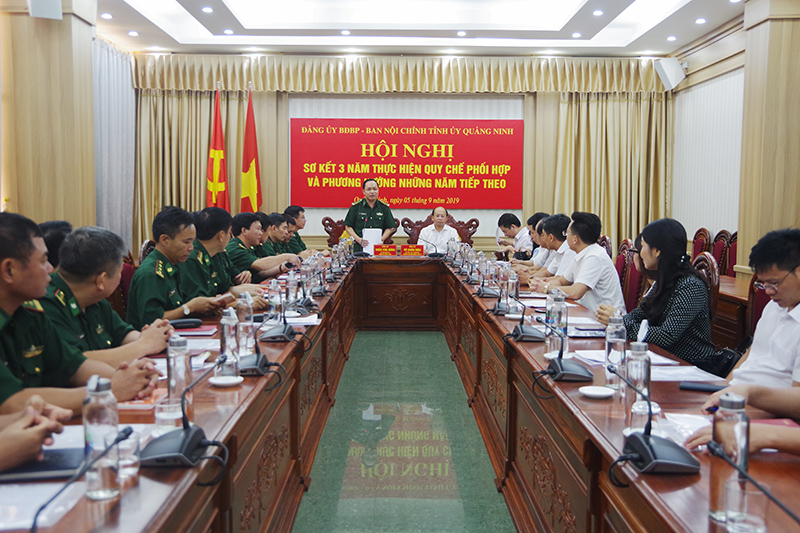 Đại tá Trần Văn Bừng, Bí thư Đảng ủy, Chính ủy BĐBP tỉnh phát biểu khai mạc hội nghị