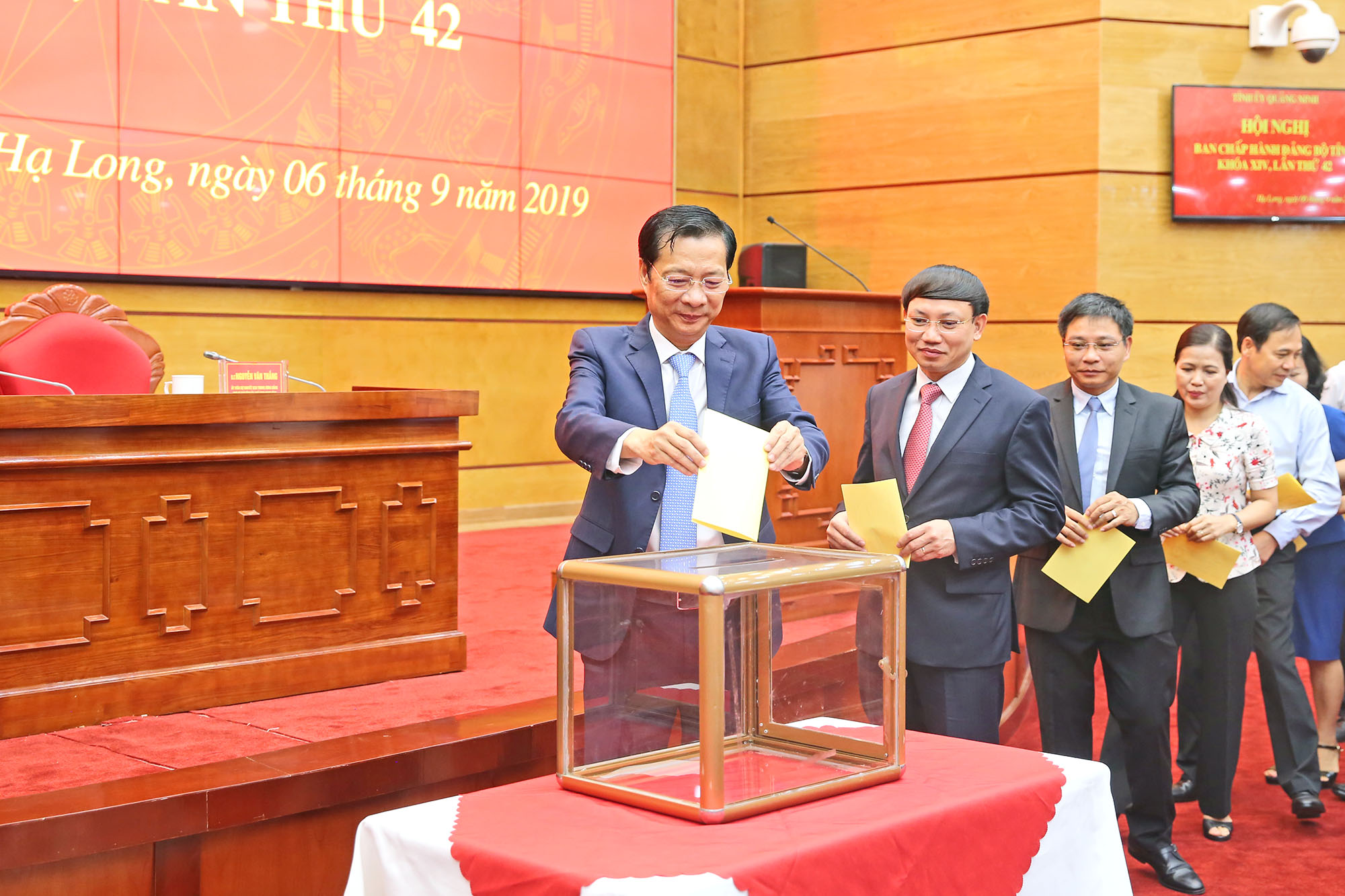 Các đồng chí Ủy viên BCH Đảng bộ tỉnh bỏ phiếu bầu Bí thư Tỉnh ủy Quảng Ninh.