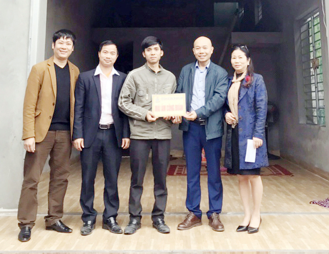 Thầy giáo Nguyễn Văn Kiên, Trường THPT Trần Nhân Tông (phường Mạo Khê, TX Đông Triều) nhận hỗ trợ 