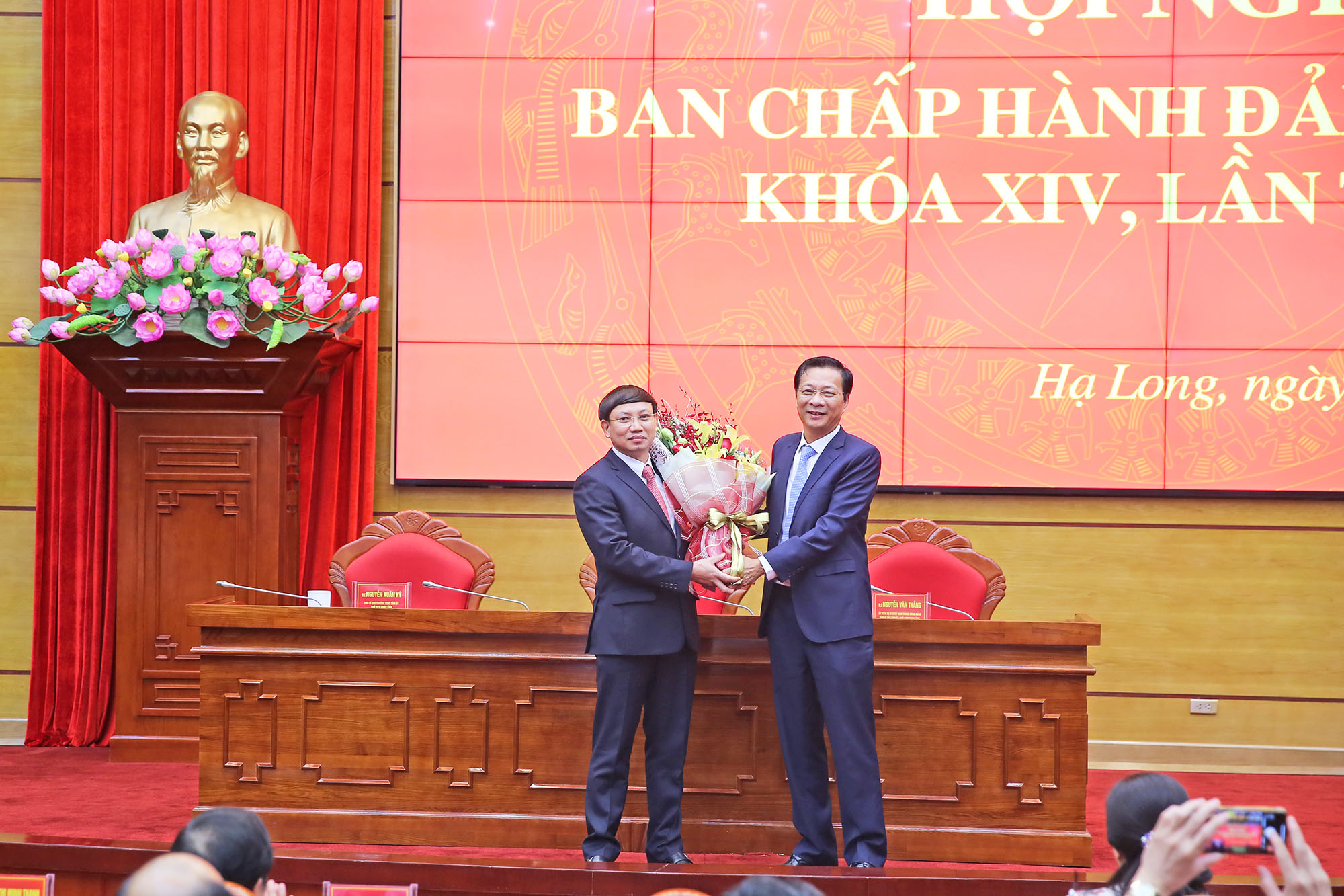 Đồng chí Nguyễn Văn Đọc tặng hoa chúc mừng đồng chí Nguyễn Xuân Ký được bầu làm Bí thư Tỉnh ủy, khóa XIV, nhiệm kỳ 2015 - 2020.