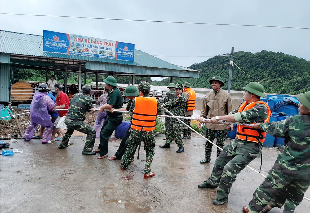 Cán bộ, chiến sỹ Ban CHQS huyện Tiên Yên tham gia tìm kiếm cứu nạn sau cơn bão số 3 tại khu Long Thành, thị trấn Tiên Yên.
