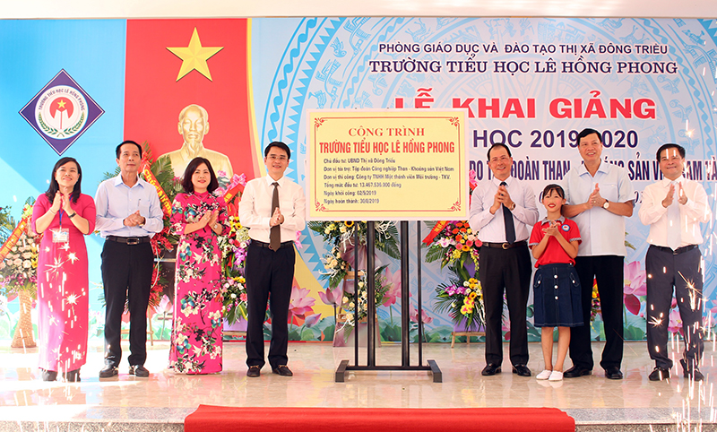 Các đại biểu khánh thành công trình Trường Tiểu học Lê Hồng Phong (TX Đông Triều) do Tập đoàn Công nghiệp Than - Khoáng sản Việt Nam tài trợ tại lễ khai giảng năm học mới.
