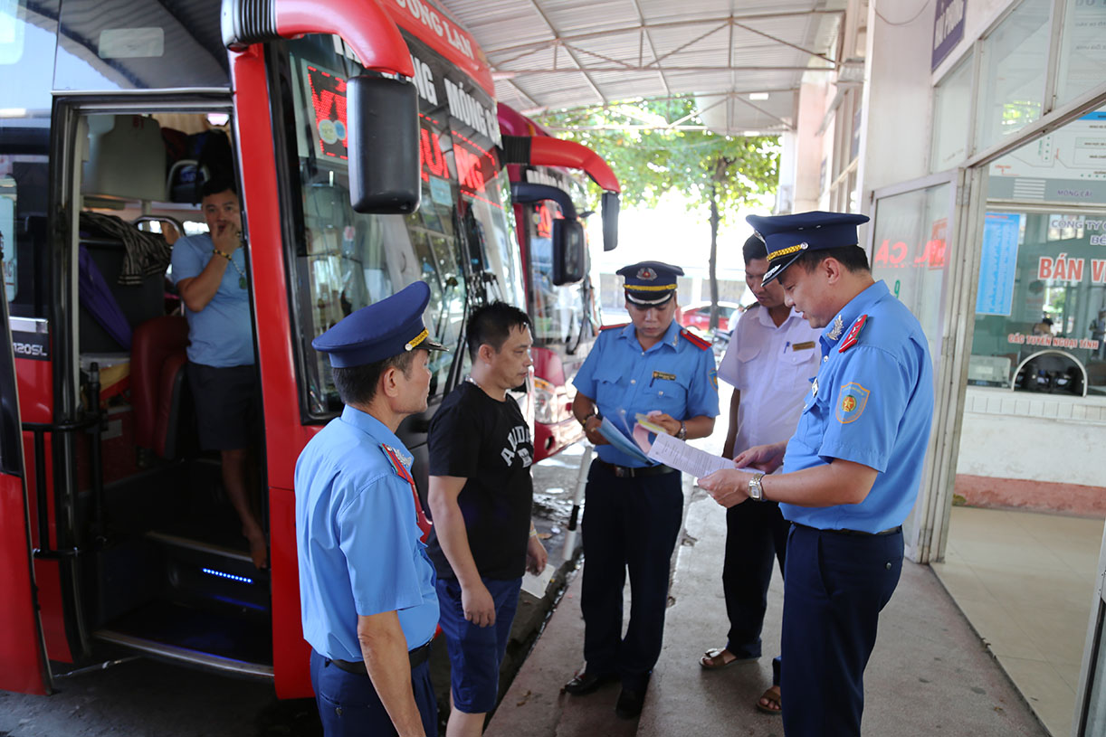 Lực lượng Thanh tra Giao thông (Sở GT-VT) kiểm tra, xử lý vi phạm phương tiện hoạt động tuyến cố định, dón khách tại Bến xe khách Móng Cái (TP Móng Cái).