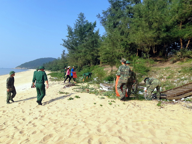 Dọn vệ sinh môi trường tại Bãi biển Trường Điêu, xã Vĩnh Thực, TP Móng cái