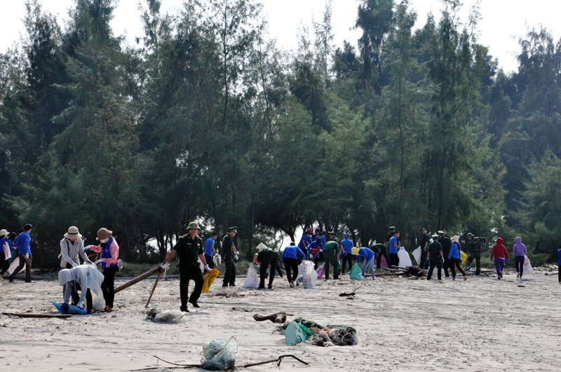 Các lực lượng tham gia thu gom rác thải, dọn vệ sinh môi trường tại bãi Biển Trà Cổ, TP Móng Cái