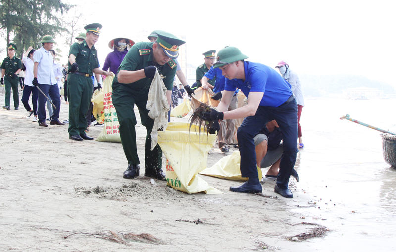 Đại biểu tham gia vệ sinh tại bải biển Nam Hải (huyện Cô Tô)