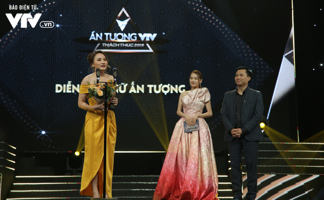 Diễn viên Bảo Thanh nhận giải 