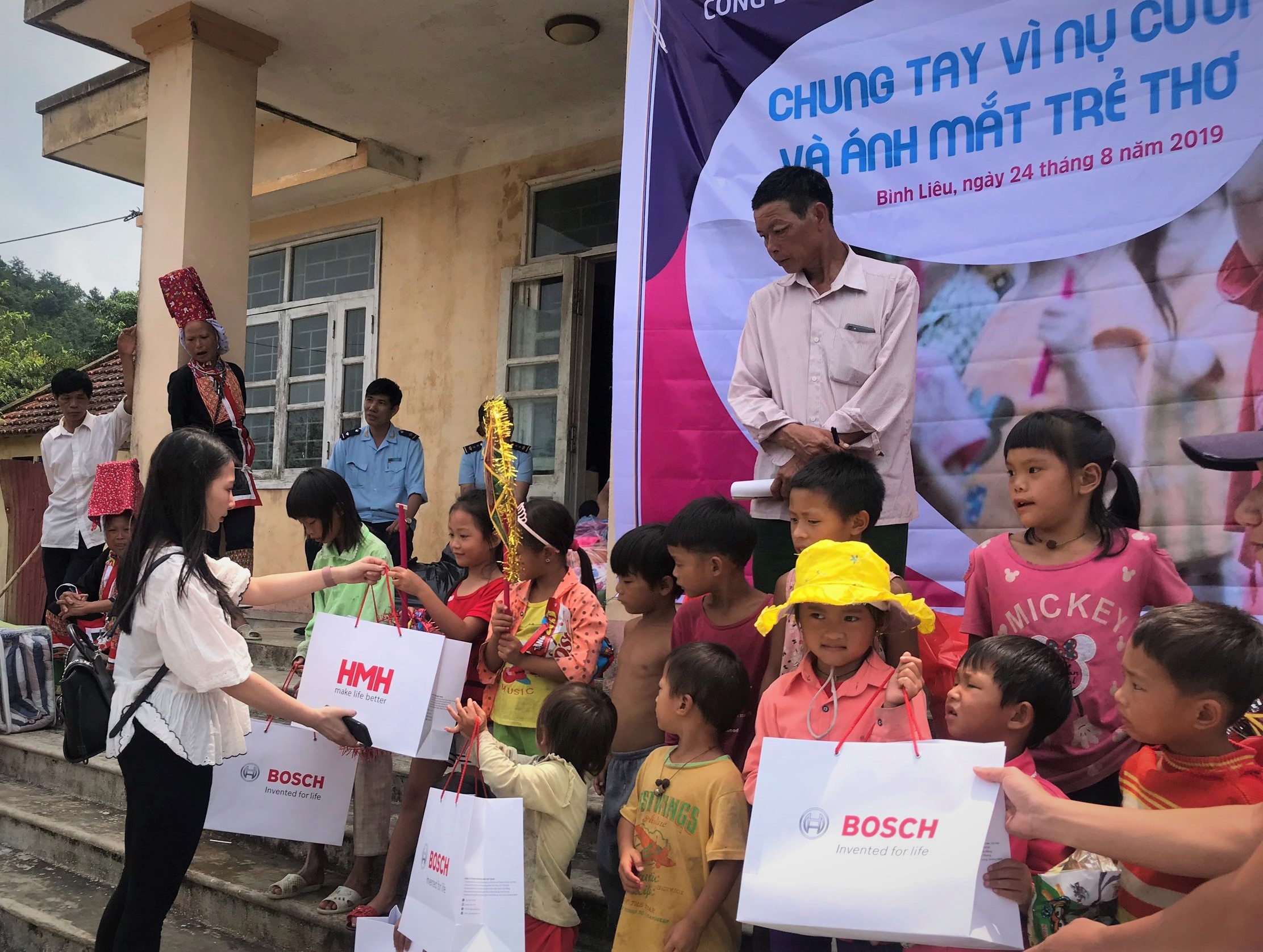 Đoàn từ thiện Tổ nữ công của Công đoàn Chi cục Hải quan cửa khẩu Hoành Mô và Hội tình nguyện viên Hạ Long trao quà cho em nhỏ thôn Phật Chỉ, xã Đồng Văn, huyện Bình Liêu.