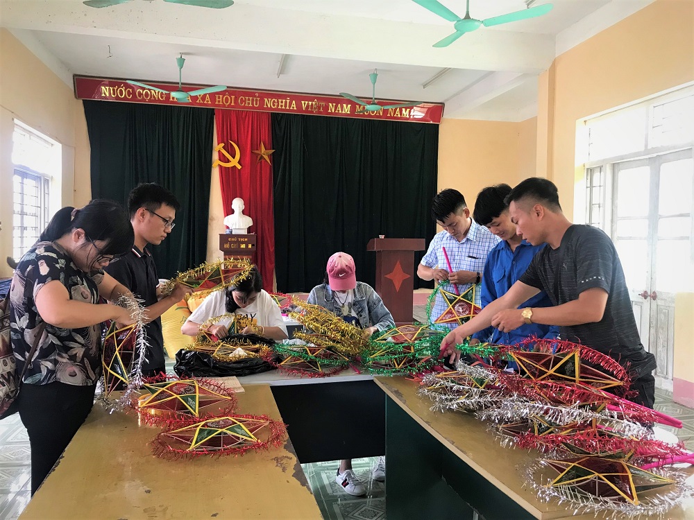 Đèn ông sao được Đoàn từ thiện Tổ nữ công của Công đoàn Chi cục Hải quan cửa khẩu Hoành Mô và Hội tình nguyện viên Hạ Long chuẩn bị để trao tặng cho trẻ em thôn Phật Chỉ, xã Đồng Văn, huyện Bình Liệu.