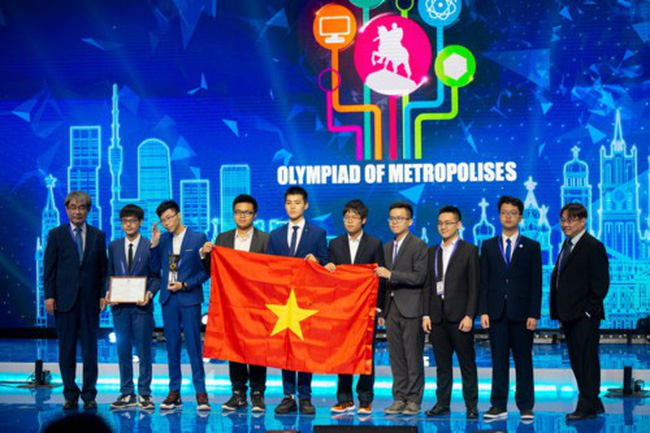 Đoàn học sinh Việt Nam nhận giải tại lễ bế mạc Olympic quốc tế MoskvaĐoàn học sinh Việt Nam nhận giải tại lễ bế mạc Olympic quốc tế Moscow. Ảnh: Báo GD&TĐ