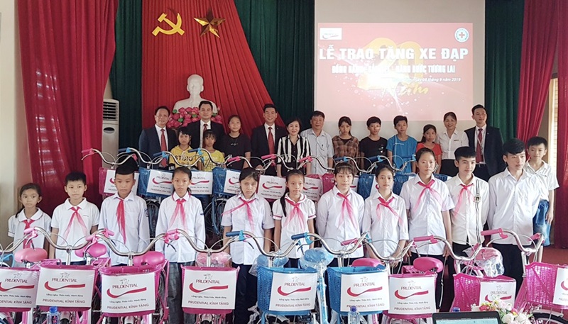 Đại diện Công ty BHNT Prudential Việt Nam và Hội CTĐ TX Quảng Yên trao xe đạp cho học sinh nghèo vượt khó tại TP Uông Bí cuối tháng 8/2019.