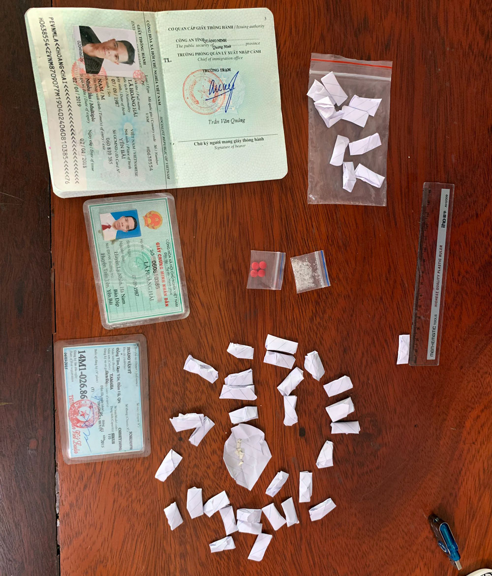 Tang vật gồm 42 gói heroine, 1 gói ma túy đá và 4 viên ma túy tổng hợp.