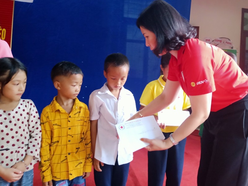 Bà Đào Thị Hải Yến, Phó Chủ tịch Hội CTĐ tỉnh trao học bổng cho các em học sinh nghèo tại huyện Tiên Yên.