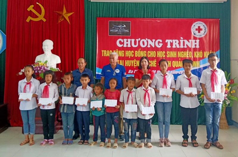 Lãnh đạo Hội CTĐ tỉnh, Liên đoàn Mô tô và Xe đạp thể thao Quảng Ninh và huyện Ba Chẽ trao học sinh nghèo trên địa bàn huyện Ba Chẽ.