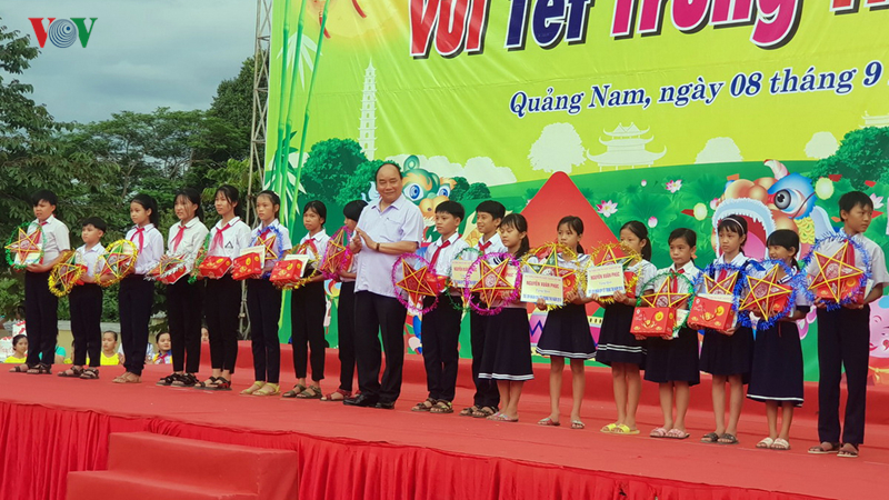 Thủ tướng Nguyễn Xuân Phúc tặng quà các cháu thiếu nhi huyện Đại Lộc, tỉnh Quảng Nam.