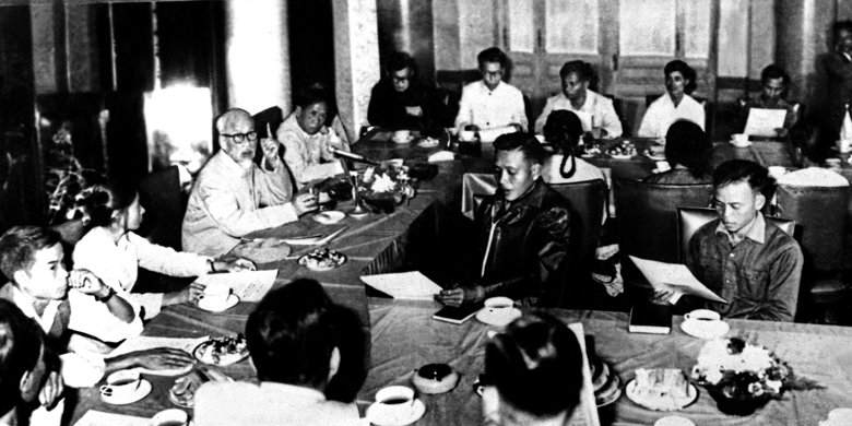 Đoàn công nhân, cán bộ ngành Than lên Phủ Chủ tịch gặp Bác Hồ ngày 15/11/1968.