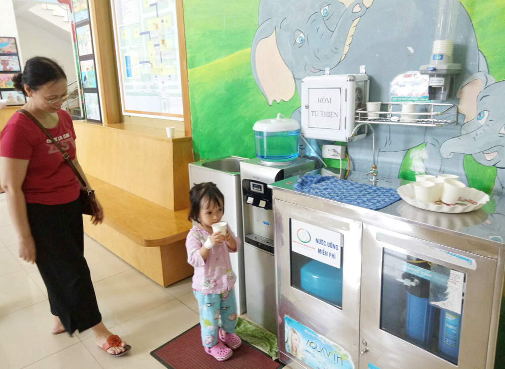 Bệnh viên Sản Nhi Quảng Ninh thay thế cốc uống nước bằng giấy thay cốc nhựa dùng một lần trước đây tại các điểm uống nước tại bệnh viên.