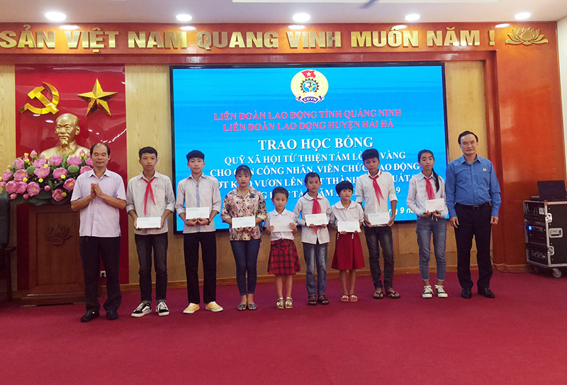 LĐLĐ tỉnh trao 10 suất học bổng cho học sinh tại huyện Hải Hà.