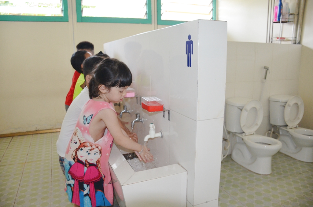 Trẻ mầm non được hướng dẫn các thói quen như vệ sinh thân thể sạch sẽ, rửa tay bằng xà phòng trước khi ăn, sau khi đi vệ sinh.