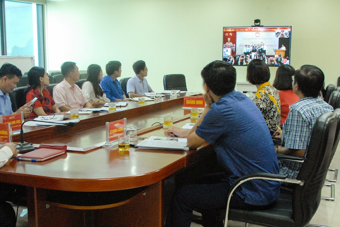 Các đại biểu tại điểm cầu Quảng Ninh theo dõi buổi lễ khai trương hệ thống hội nghị truyền hình trực tuyến MTTQ toàn quốc.