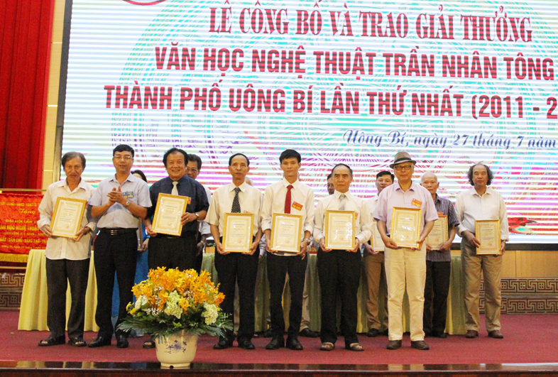 Lãnh đạo thành phố Uông Bí trao giải thưởng cho các tác giả.