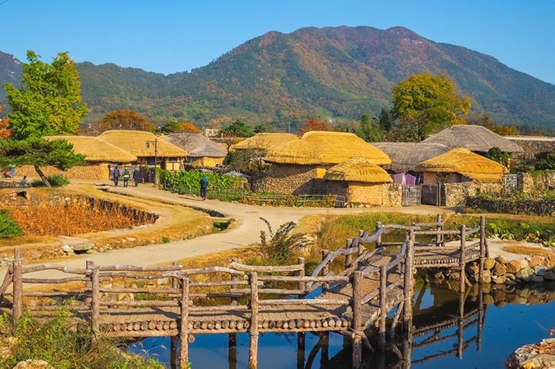 Làng dân gian Wolseong Yangdong  Gyeongju là kinh đô của vương triều Silla, song làng Wolseong Yangdong lại thể hiện vẻ đặc trưng của triều đại Joseon. Xây dựng vào khoảng thế kỷ XIV, ngôi làng tập trung khoảng 150 ngôi nhà tranh mái lá truyền thống, được UNESCO công nhận là di sản văn hóa thế giới. Làng nằm trong không gian thơ mộng, bao bọc bởi những ngọn núi trùng điệp, cánh rừng nguyên sinh, đối diện là con sông và cánh đồng bát ngát. Ảnh: NavyBank.