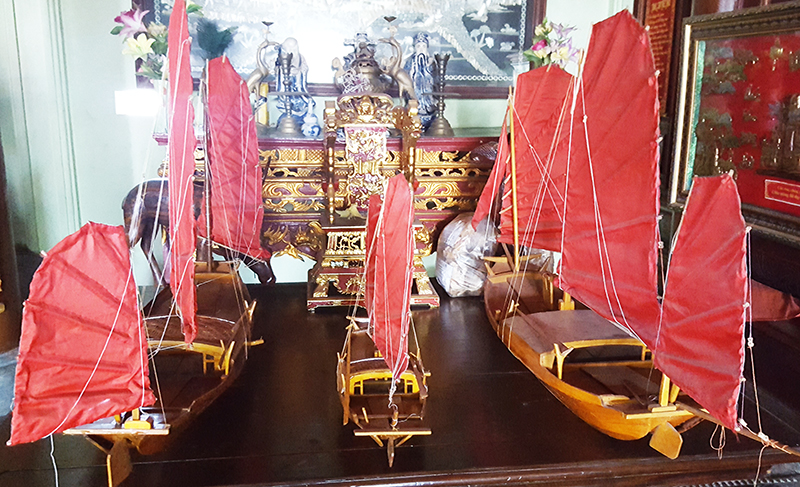 Những mô hình thuyền buồm ba vát ông Lê Đức Chắn làm để lưu giữ ký niệm