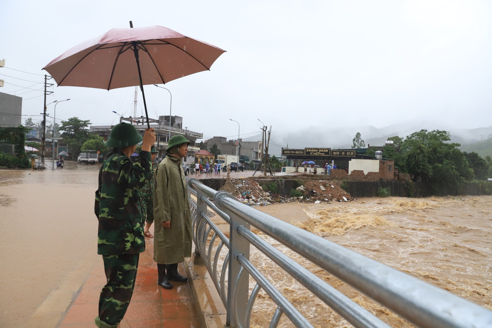 Lãnh đạo huyện Bình Liêu kiểm tra mưa lũ tại cầu tràn Đồng Văn.