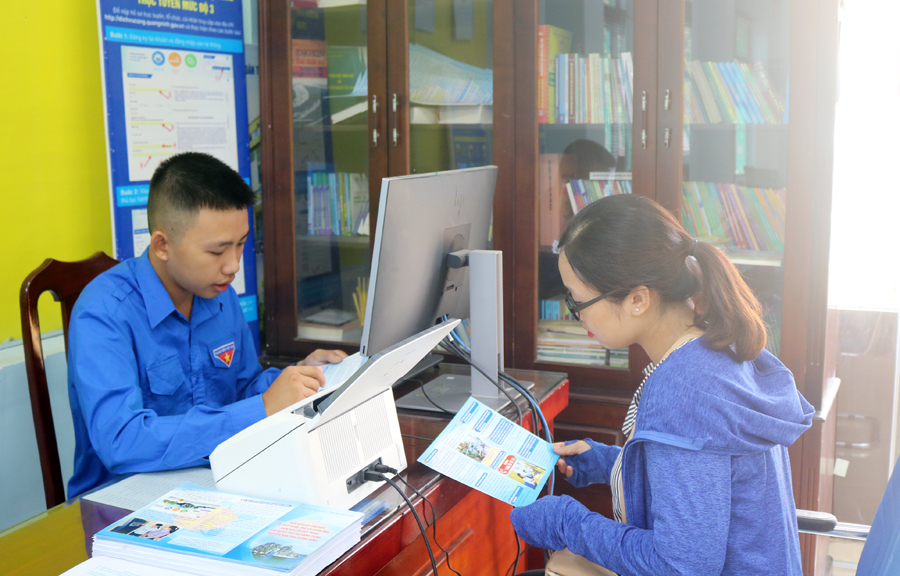 ĐVTN phường Hải Hòa (TP Móng Cái) tuyên truyền, hướng dẫn người dân sử dụng dịch vụ công trực tuyến mức độ 3,4.