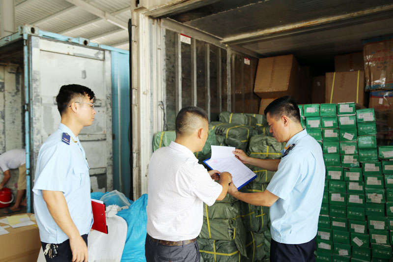 Cán bộ Chi cụa Hải quan Cửa khẩu Móng Cái kiểm tra hàng hóa XNK của doanh nghiệp thông quan hàng hóa qua cầu Bắc Luân II.