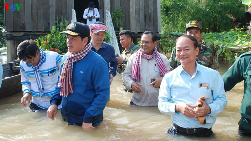 Lãnh đạo tỉnh Kampong Cham thăm hỏi bà con chịu ảnh hưởng của lũ.