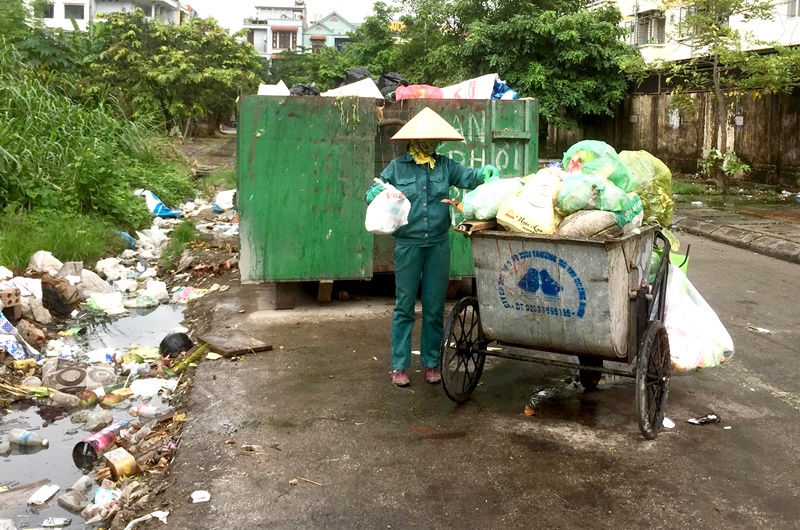 Chị Nguyễn Thu Hương (tổ quét rác số 2, khu vực Hạ Long) tại điểm tập kết rác thuộc phường Hồng Hải