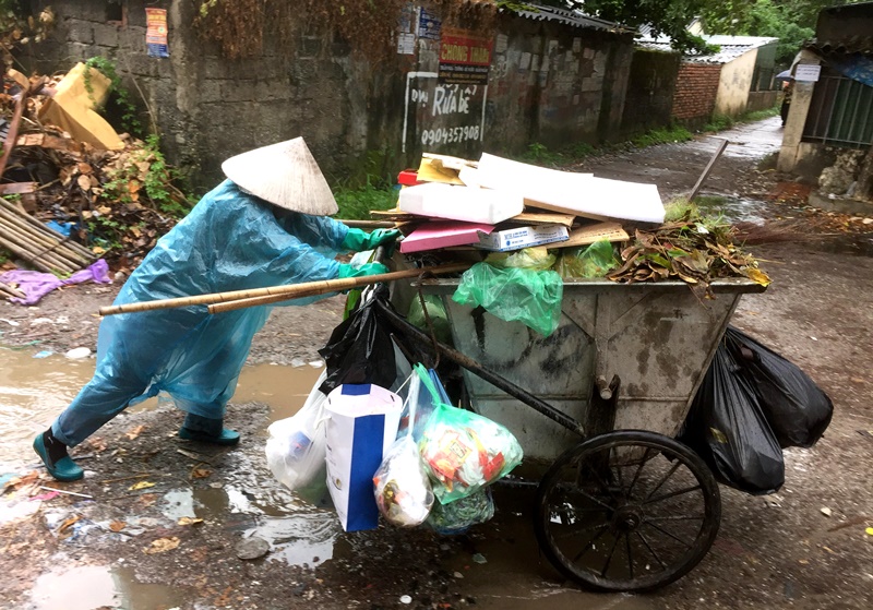 Chị Lê Thị Trâm (tổ quét số 2, khu vực Hạ Long) đẩy xe rác nặng trịch