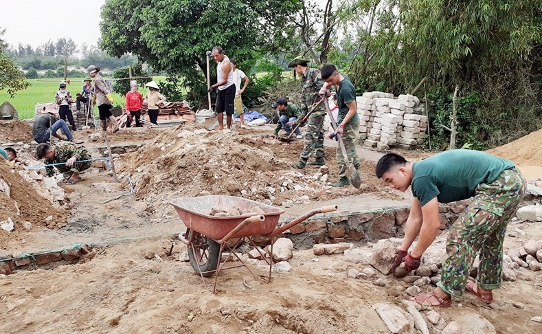 Bộ đội đảo Vĩnh Thực đóng góp ngày công xây dựng nhà ở mới cho hộ nghèo thôn 1, xã Vĩnh Thực, TP Móng Cái. 