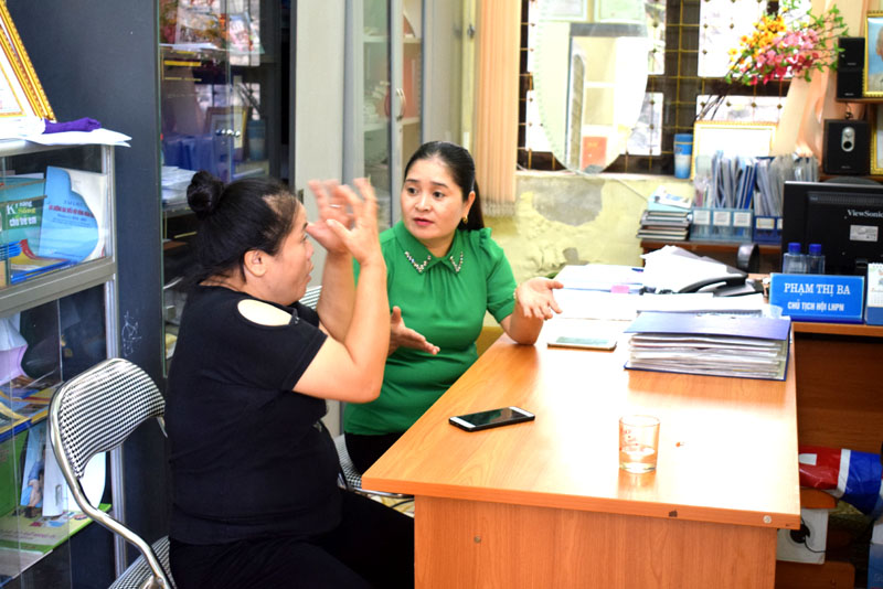 Cán bộ phụ nữ phường Cẩm Trung, TP Cẩm Phả (bên phải) đang tìm cách giải quyết chuyện bạo lực gia đình khi của một nạn nhân là phụ nữ đến UBND phường nhờ giải quyết