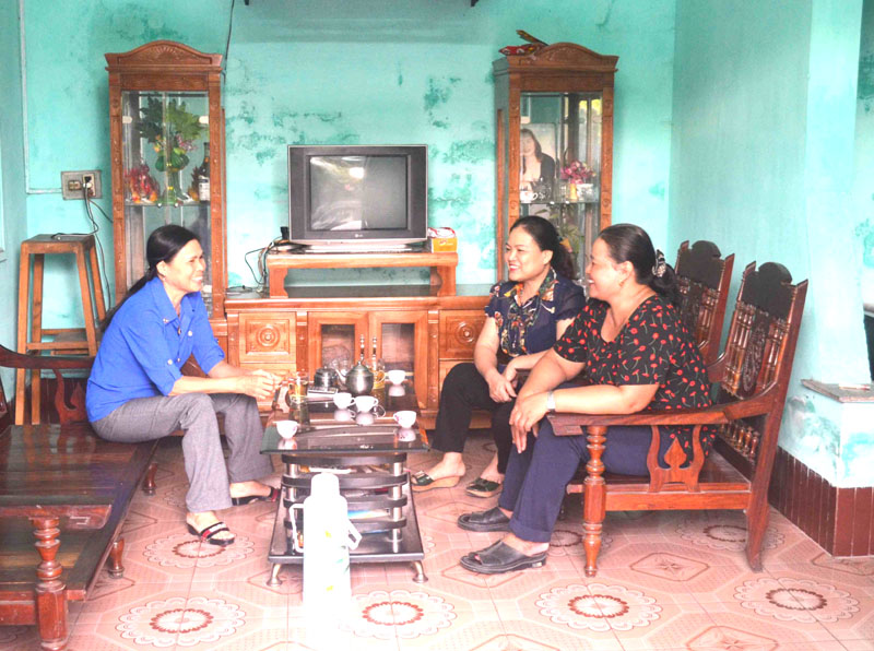 Chị Nguyễn Thị Khánh (ngoài cùng bên phải) đang tỏ niềm vui cuộc sống gia đình với các thành viên CLB Hạnh phúc gia đình phường Cảm Sơn (TP Cẩm Phả)