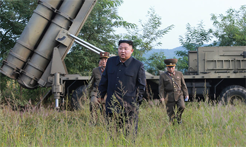 Lãnh đạo Kim Jong-un trong buổi phóng thử pháo phản lực siêu lớn của Triều Tiên ngày 10/9. Ảnh: KCNA.