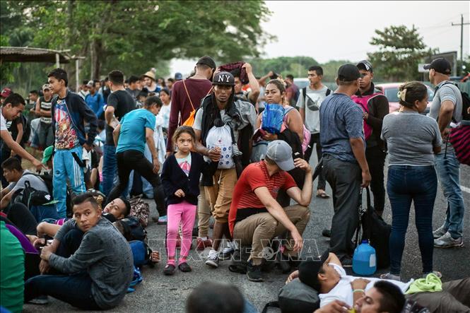 Người di cư Trung Mỹ tới Tapachula, Mexico, ngày 15/4 trong hành trình tới Mỹ. Ảnh: AFP/TTXVN