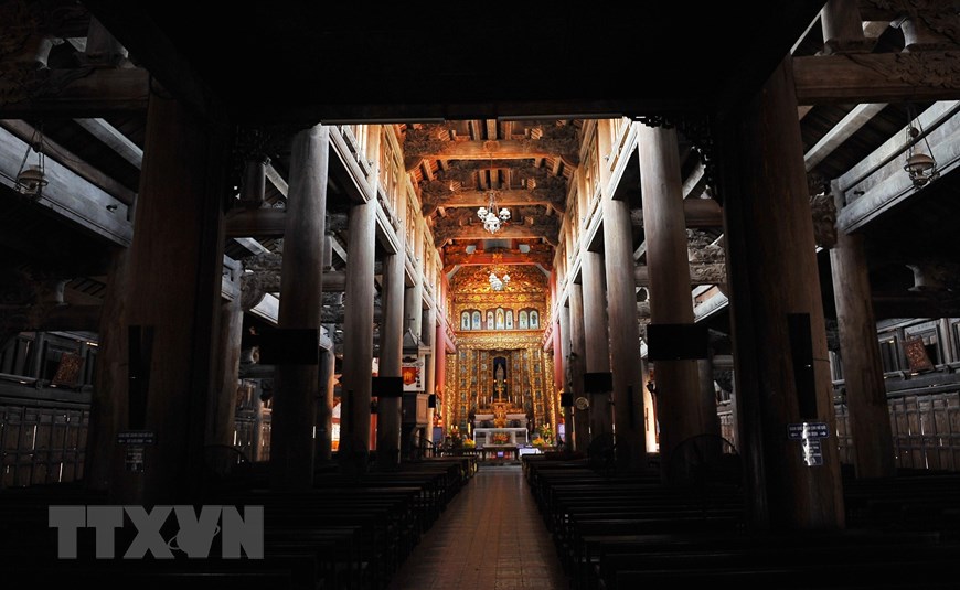 Hàng cột gỗ lim nguyên khối trong nhà thờ Phát Diệm. (Ảnh: Minh Đức/TTXVN)