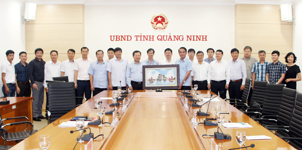 Đồng chí Cao Tường Huy, Ủy viên Ban Thường vụ Tỉnh ủy, Phó Chủ tịch UBND tỉnh, tặng quà lưu niệm cho Đoàn công tác tỉnh Sơn La.
