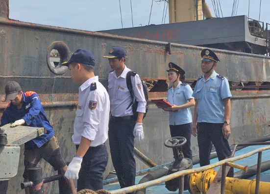 Hoạt động nghiệp vụ của cán bộ Chi cục Hải quan cửa khẩu cảng Cẩm Phả tại cảng Hòn Nét.